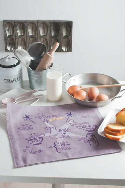 Découvrez Douceurs & Gourmandises au Point de Croix : 22 grilles inédites autour des pâtisseries, du thé et des goûters d’enfance. Magazine broderie.