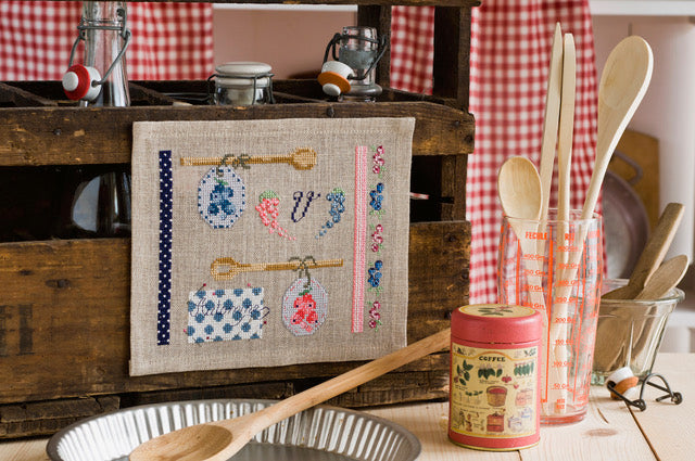 Découvrez Douceurs & Gourmandises au Point de Croix : 22 grilles inédites autour des pâtisseries, du thé et des goûters d’enfance. Magazine broderie.