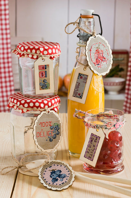 Découvrez Douceurs & Gourmandises au Point de Croix : 22 grilles inédites autour des pâtisseries, du thé et des goûters d’enfance. Magazine broderie.