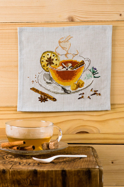 Découvrez Douceurs & Gourmandises au Point de Croix : 22 grilles inédites autour des pâtisseries, du thé et des goûters d’enfance. Magazine broderie.
