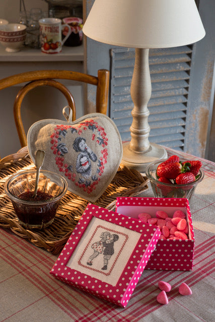 Découvrez Douceurs & Gourmandises au Point de Croix : 22 grilles inédites autour des pâtisseries, du thé et des goûters d’enfance. Magazine broderie.