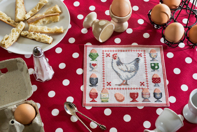 Découvrez Douceurs & Gourmandises au Point de Croix : 22 grilles inédites autour des pâtisseries, du thé et des goûters d’enfance. Magazine broderie.