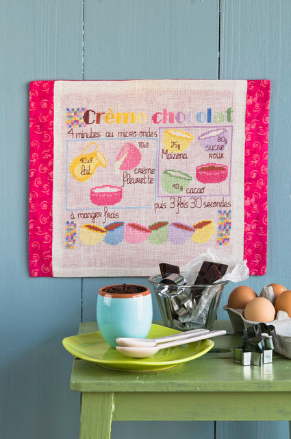 Découvrez Douceurs & Gourmandises au Point de Croix : 22 grilles inédites autour des pâtisseries, du thé et des goûters d’enfance. Magazine broderie.