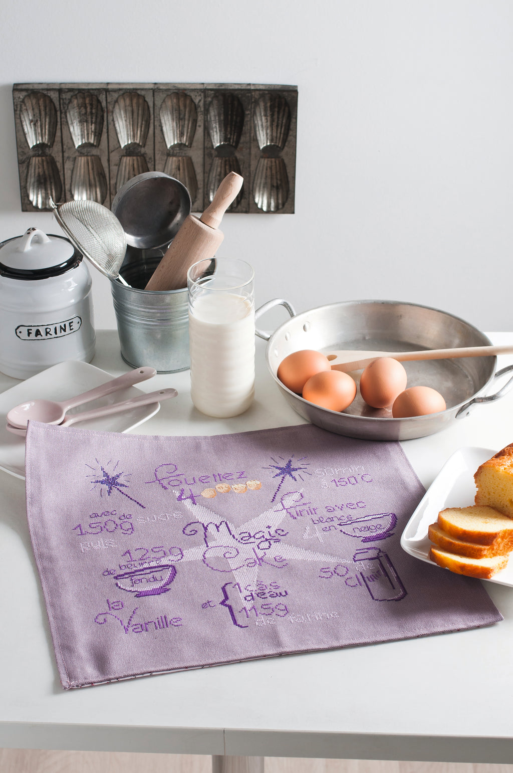 Découvrez Douceurs & Gourmandises au Point de Croix : 22 grilles inédites autour des pâtisseries, du thé et des goûters d’enfance. Magazine broderie.