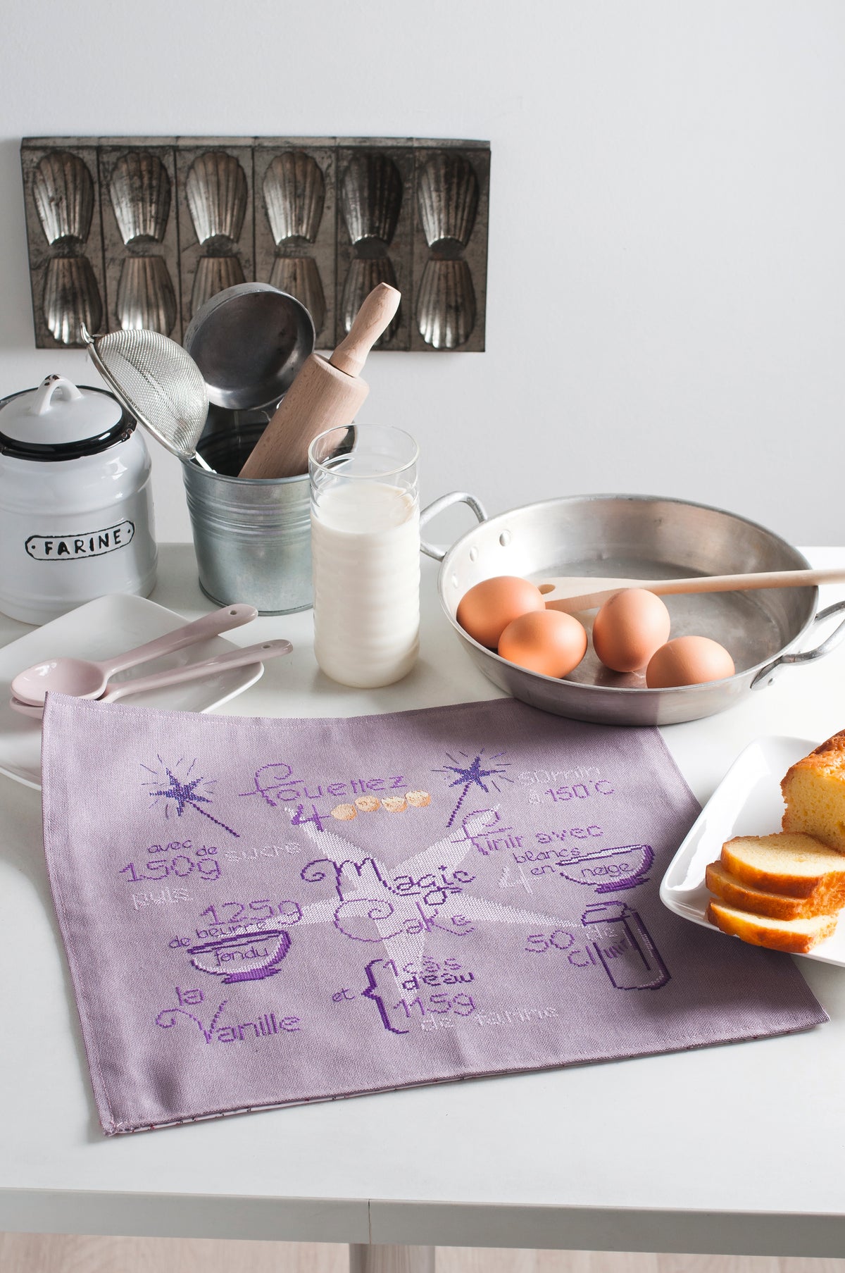 Découvrez Douceurs & Gourmandises au Point de Croix : 22 grilles inédites autour des pâtisseries, du thé et des goûters d’enfance. Magazine broderie.