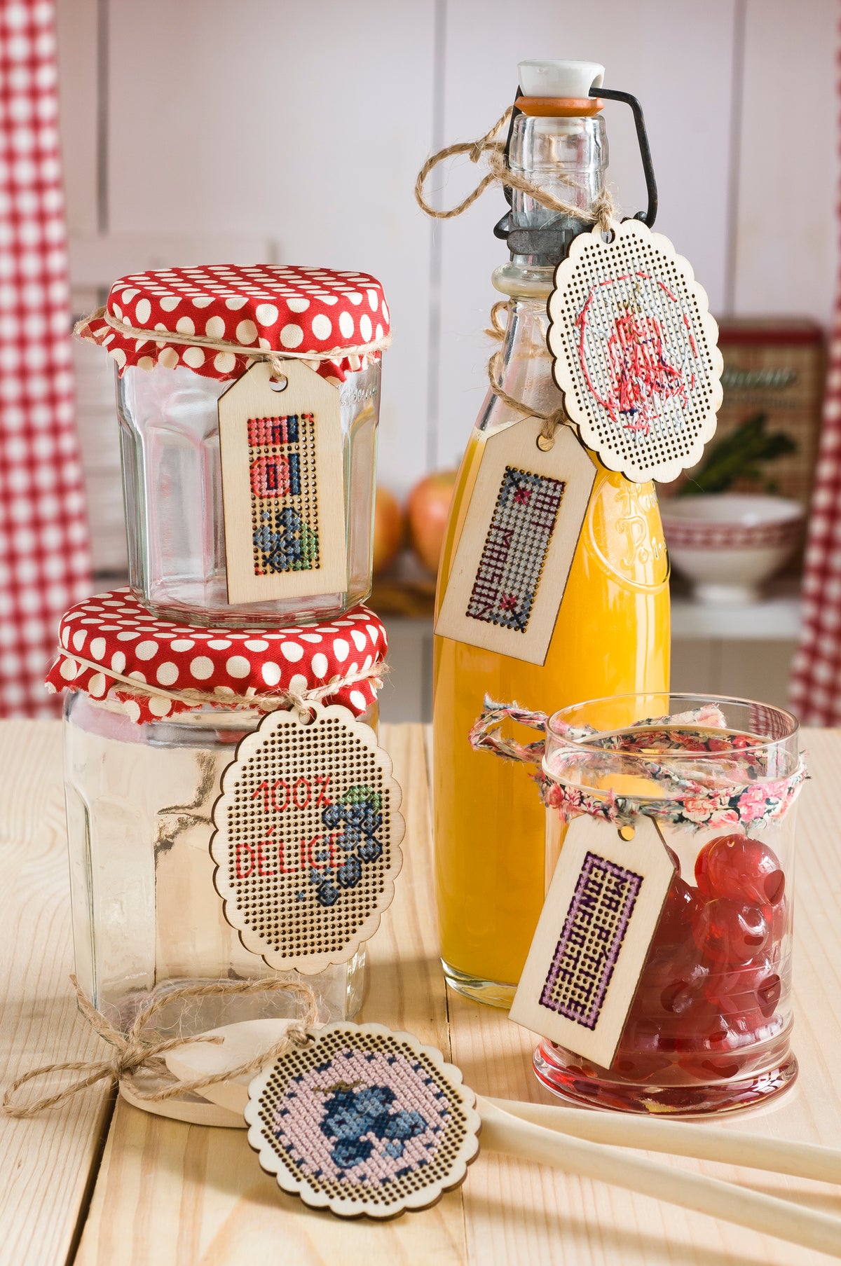 Découvrez Douceurs & Gourmandises au Point de Croix : 22 grilles inédites autour des pâtisseries, du thé et des goûters d’enfance. Magazine broderie.