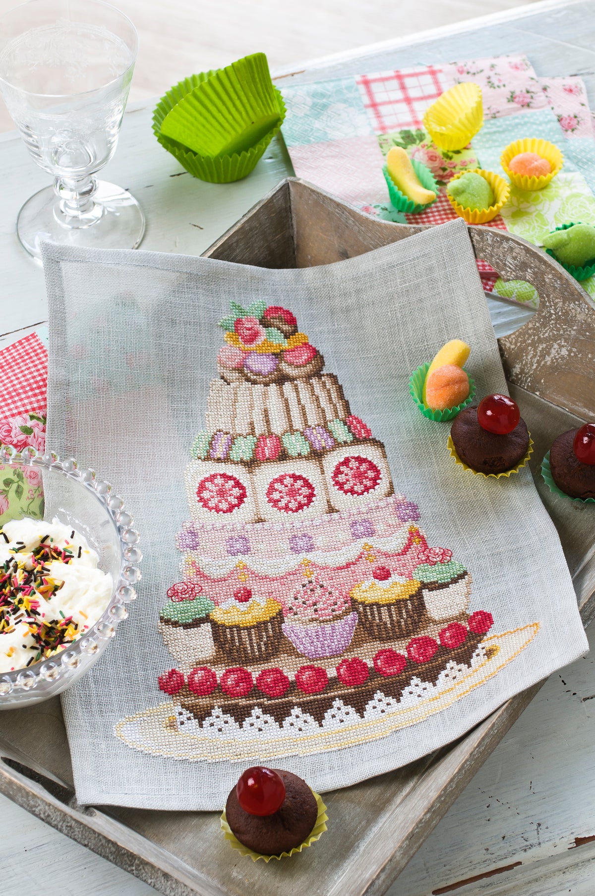 Découvrez Douceurs & Gourmandises au Point de Croix : 22 grilles inédites autour des pâtisseries, du thé et des goûters d’enfance. Magazine broderie.