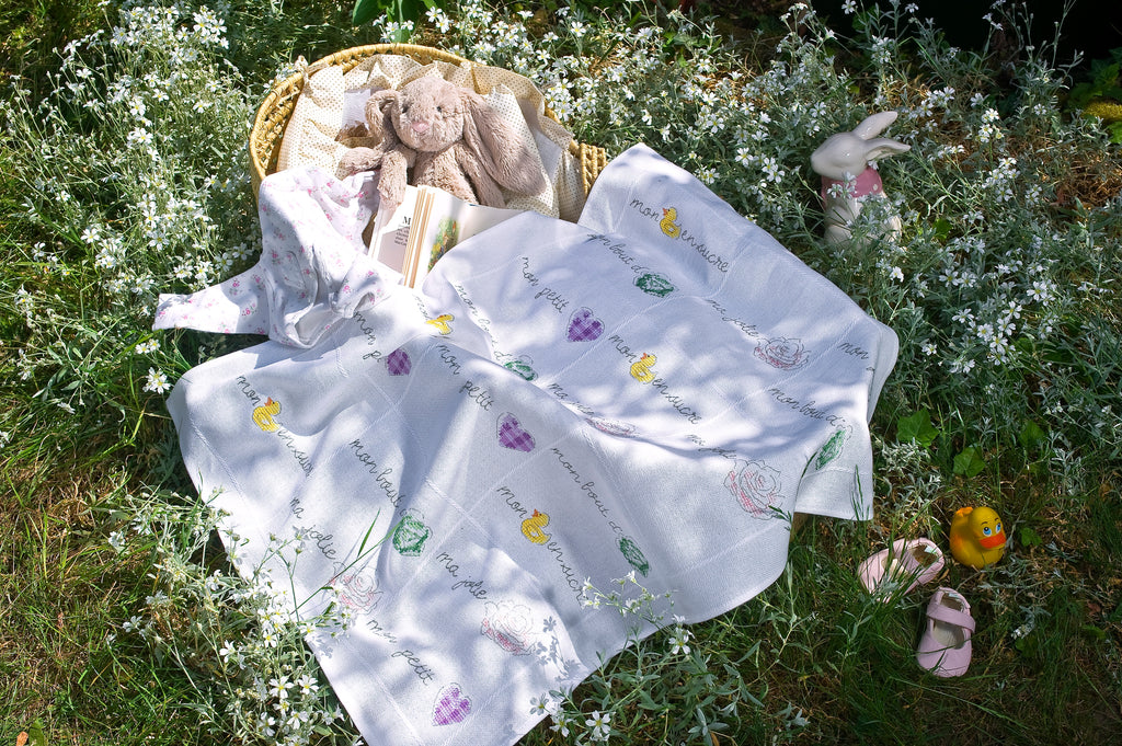 Mook broderie dédié aux créations bébé : ours, anges, bavoirs, abécédaires au point de croix. Modèles doux et poétiques pour offrir.
