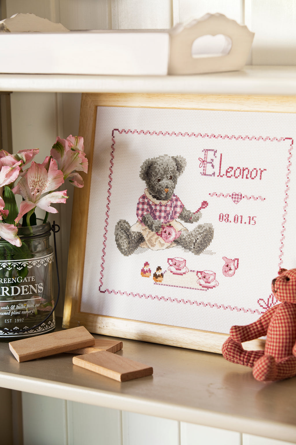 Mook broderie dédié aux créations bébé : ours, anges, bavoirs, abécédaires au point de croix. Modèles doux et poétiques pour offrir.