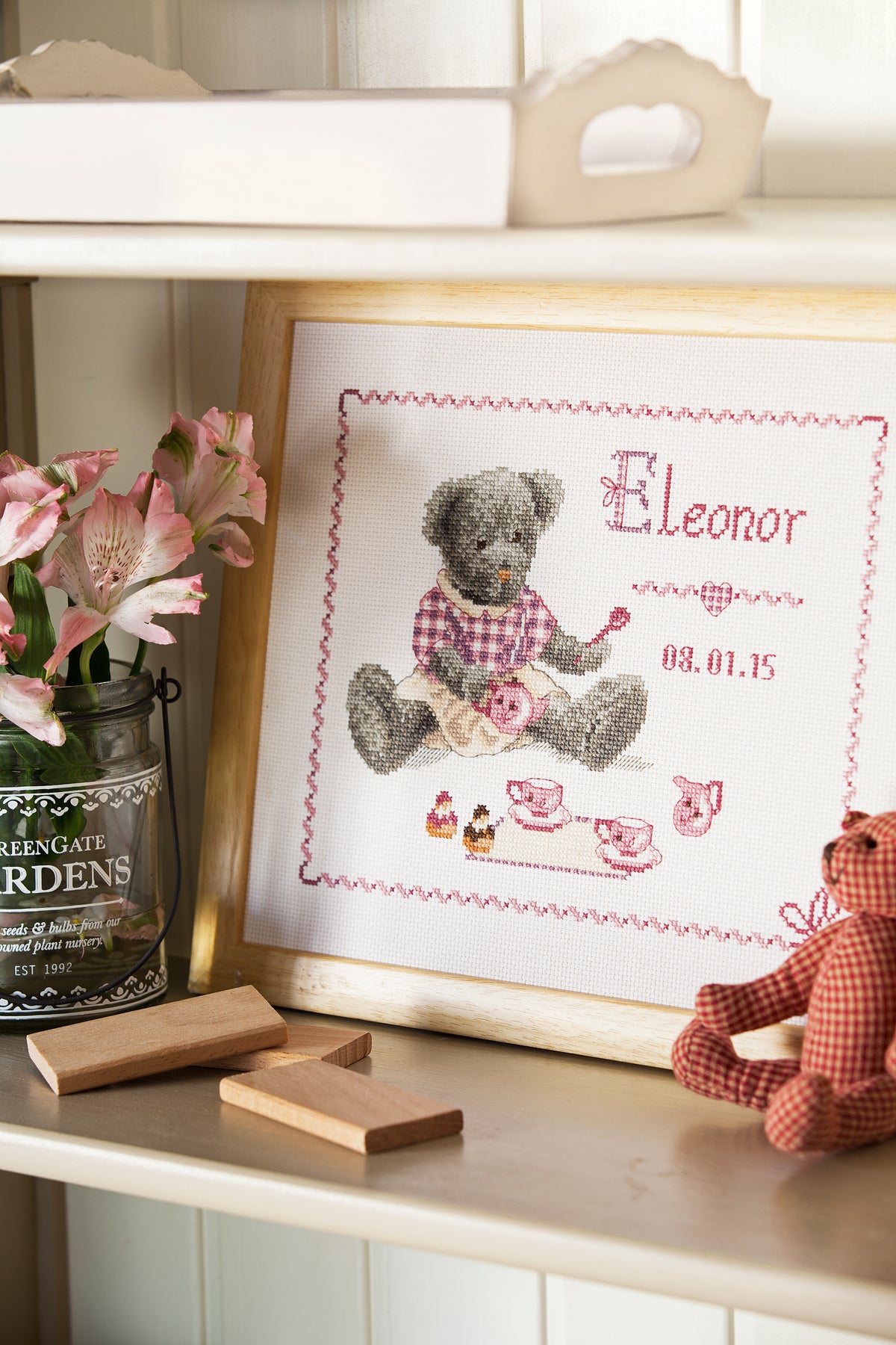 Mook broderie dédié aux créations bébé : ours, anges, bavoirs, abécédaires au point de croix. Modèles doux et poétiques pour offrir.