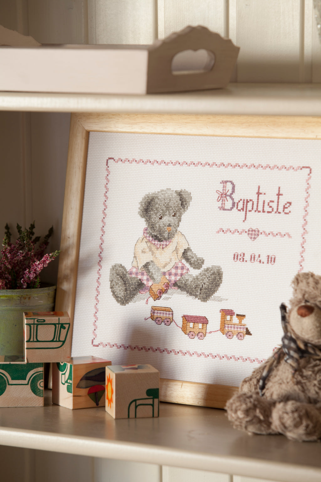Mook broderie dédié aux créations bébé : ours, anges, bavoirs, abécédaires au point de croix. Modèles doux et poétiques pour offrir.