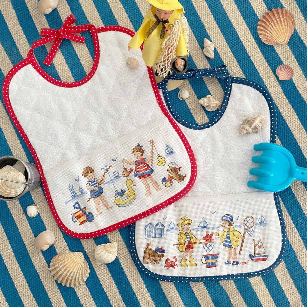 Mook broderie dédié aux créations bébé : ours, anges, bavoirs, abécédaires au point de croix. Modèles doux et poétiques pour offrir.