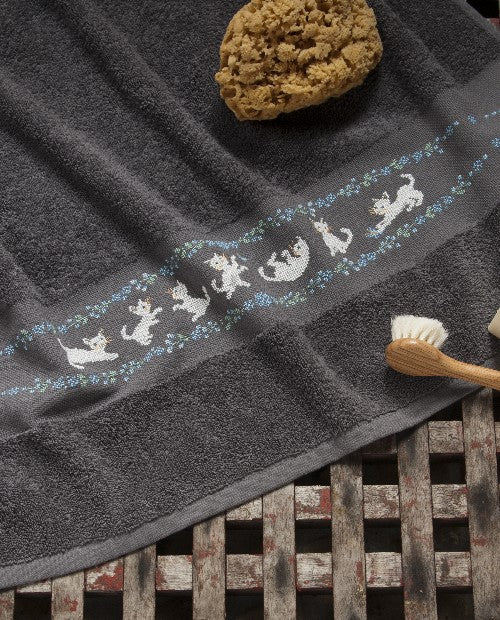 Drap de bain éponge 420g, Aïda 6 pts/cm, coloris gris, 70x140 cm, à broder. Fabrication française. Grille dans Création Point de Croix n°92.