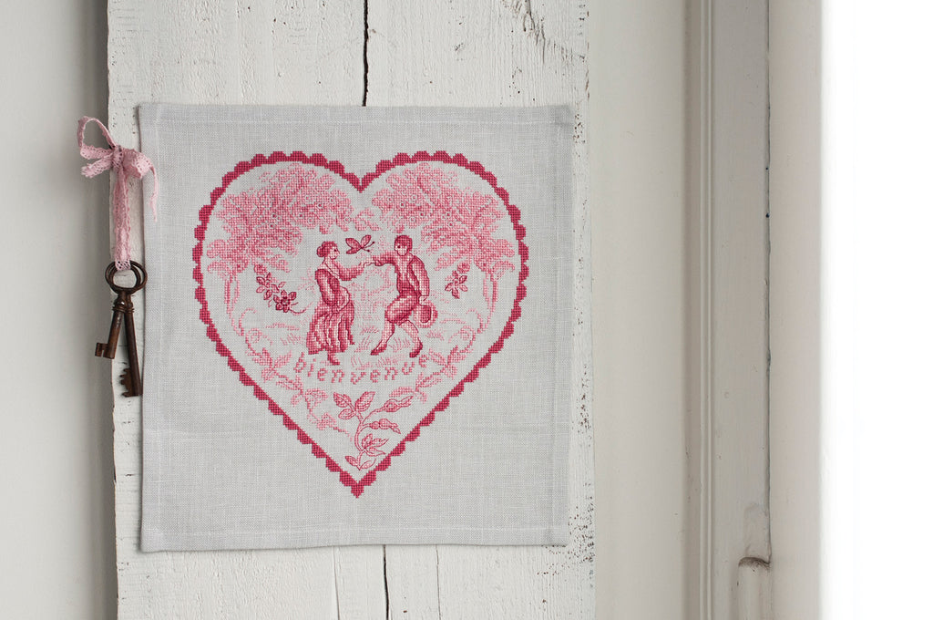 Découvrez Esprit de Famille, un magazine de broderie point de croix en hommage à l’art du fil : galons, rubans, mercerie et motifs intemporels. 