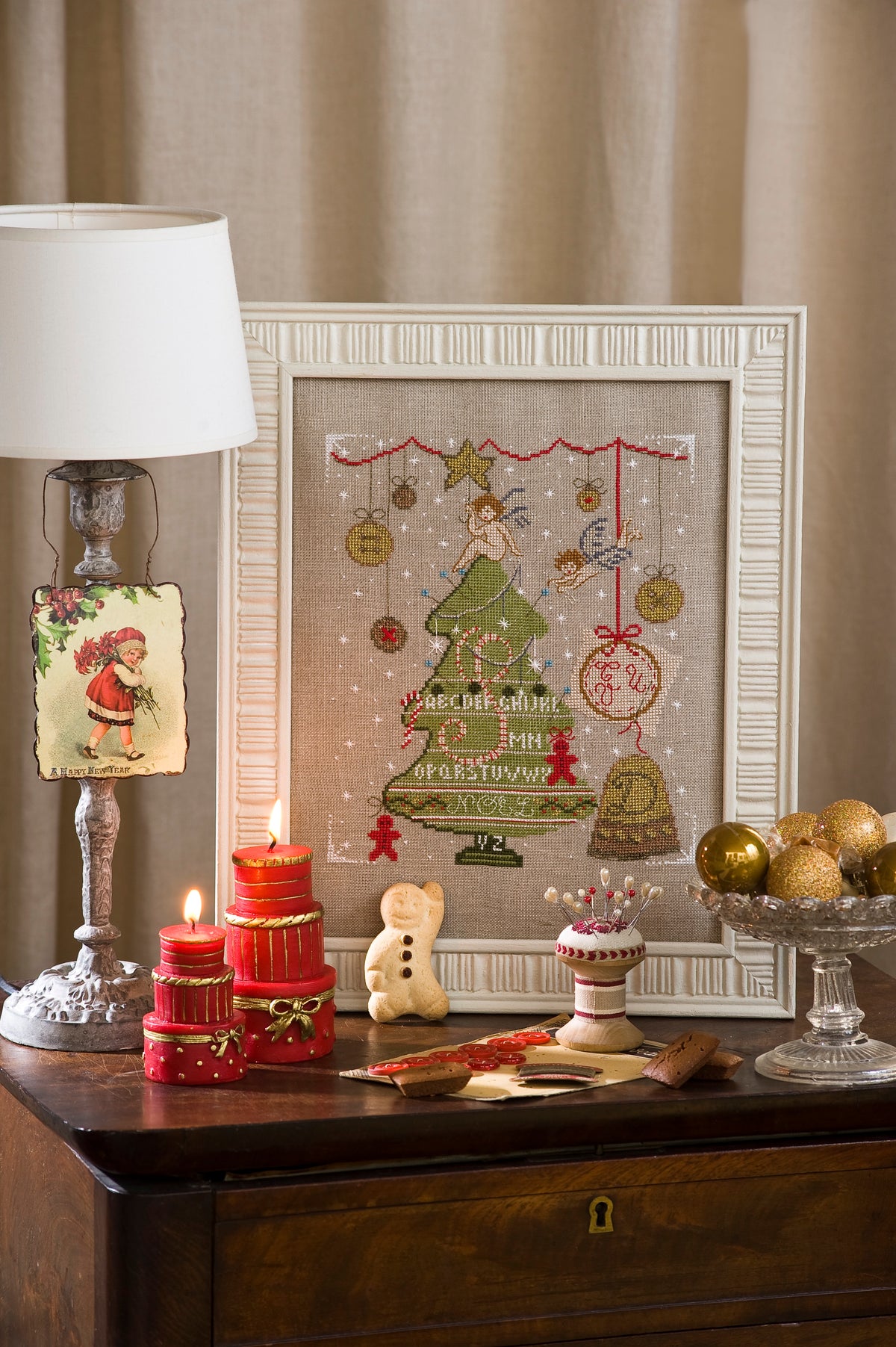 Découvrez Esprit de Famille, un magazine de broderie point de croix en hommage à l’art du fil : galons, rubans, mercerie et motifs intemporels. 