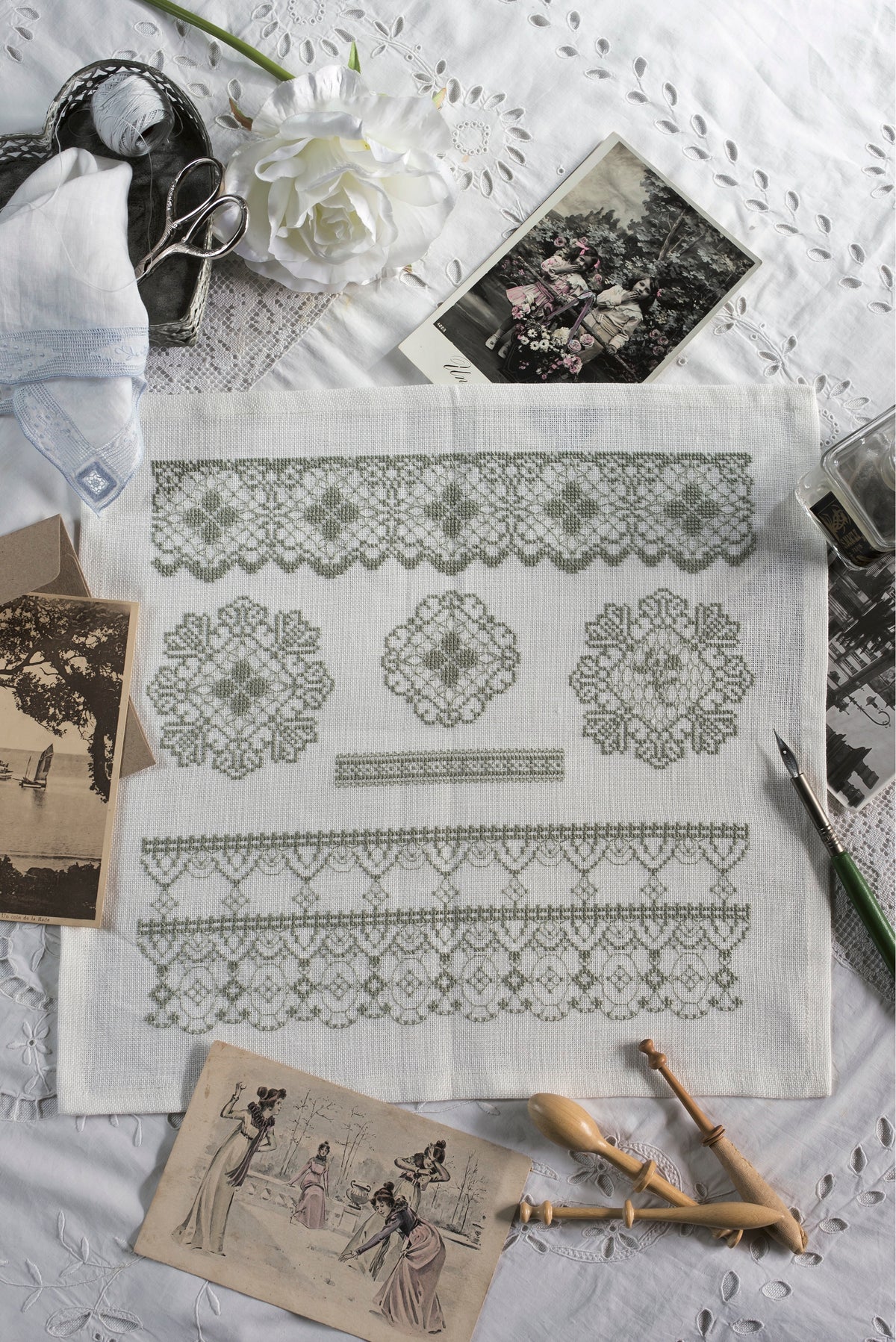 Découvrez Esprit de Famille, un magazine de broderie point de croix en hommage à l’art du fil : galons, rubans, mercerie et motifs intemporels. 