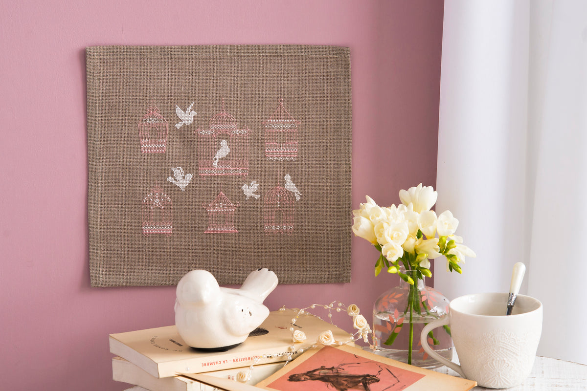 Découvrez Esprit de Famille, un magazine de broderie point de croix en hommage à l’art du fil : galons, rubans, mercerie et motifs intemporels. 