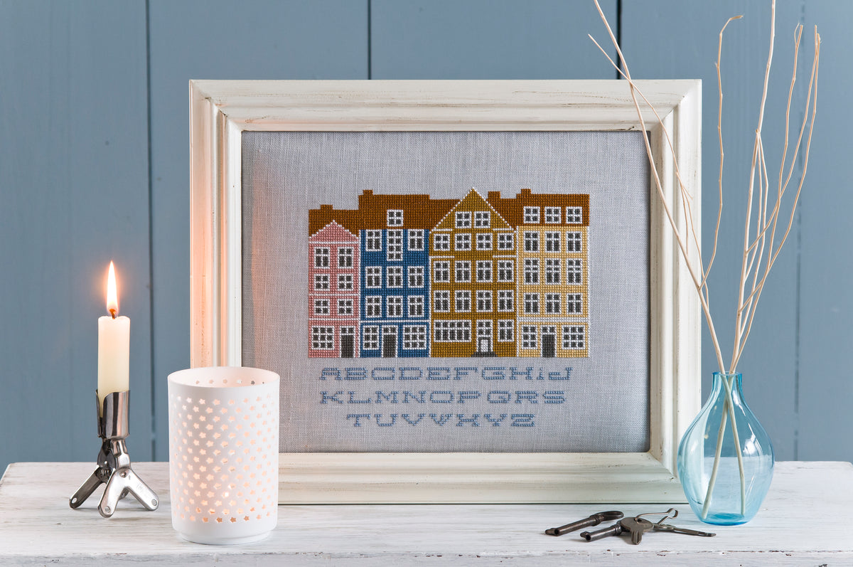Découvrez Esprit de Famille, un magazine de broderie point de croix en hommage à l’art du fil : galons, rubans, mercerie et motifs intemporels. 