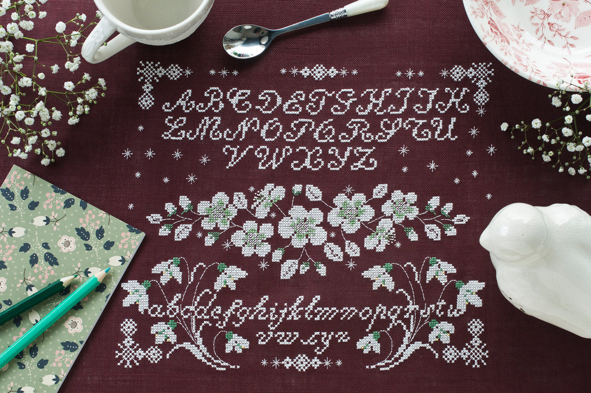 Découvrez Esprit de Famille, un magazine de broderie point de croix en hommage à l’art du fil : galons, rubans, mercerie et motifs intemporels. 
