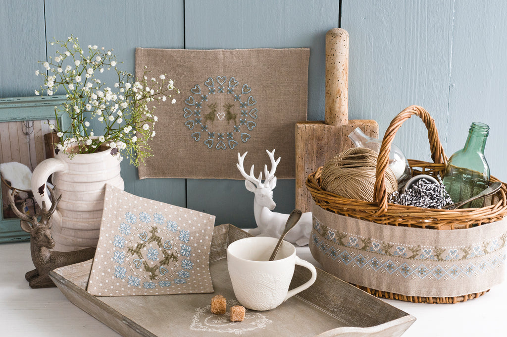 Découvrez Esprit de Famille, un magazine de broderie point de croix en hommage à l’art du fil : galons, rubans, mercerie et motifs intemporels. 