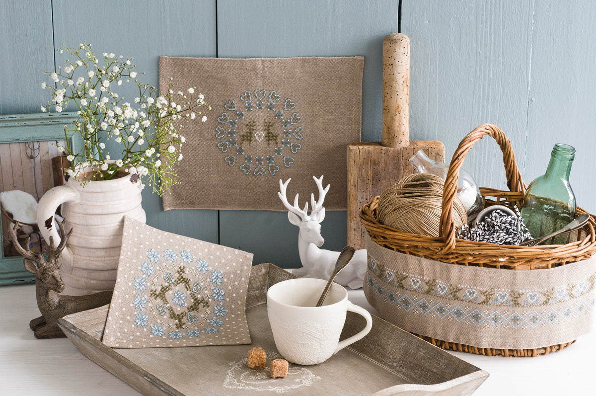 Découvrez Esprit de Famille, un magazine de broderie point de croix en hommage à l’art du fil : galons, rubans, mercerie et motifs intemporels. 