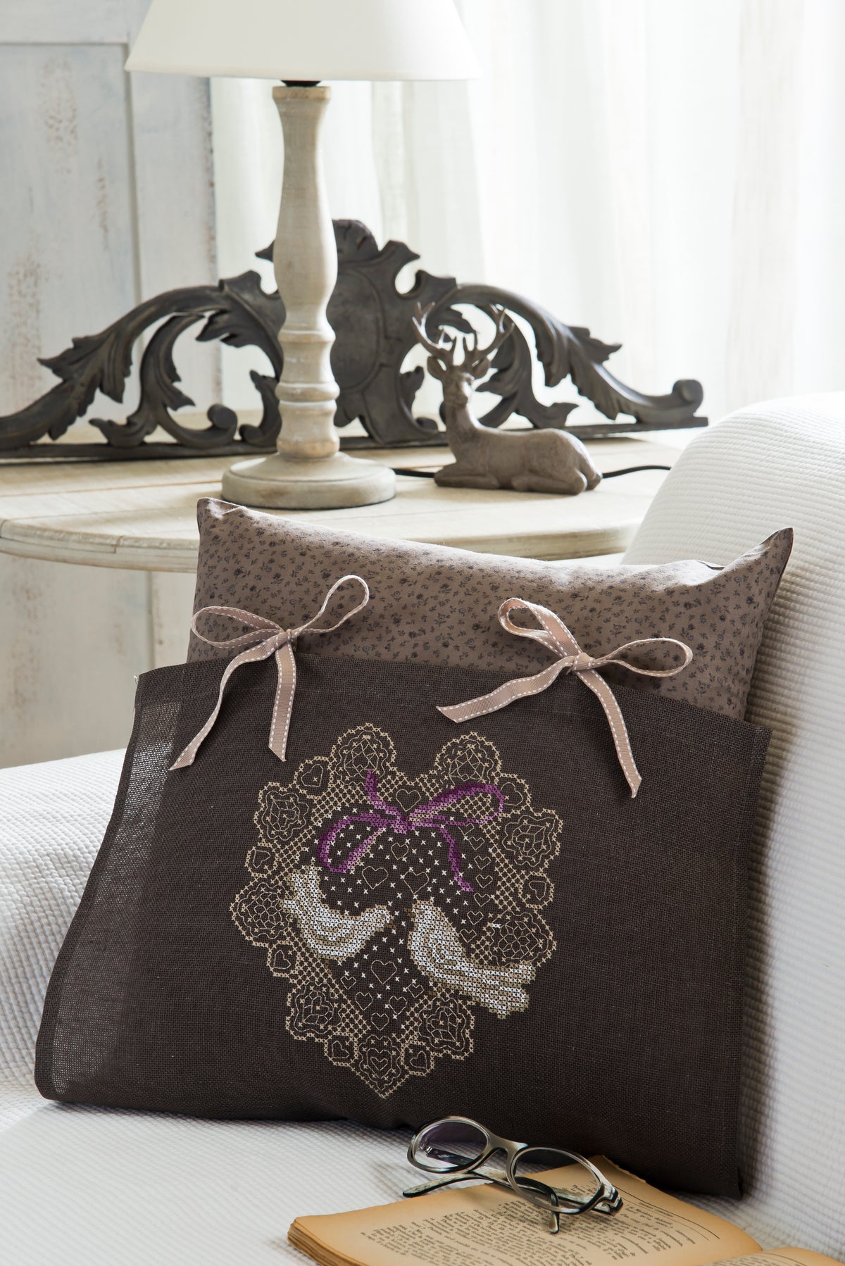 Découvrez Esprit de Famille, un magazine de broderie point de croix en hommage à l’art du fil : galons, rubans, mercerie et motifs intemporels. 