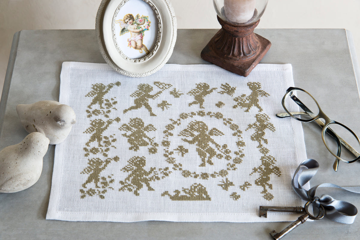Découvrez Esprit de Famille, un magazine de broderie point de croix en hommage à l’art du fil : galons, rubans, mercerie et motifs intemporels. 