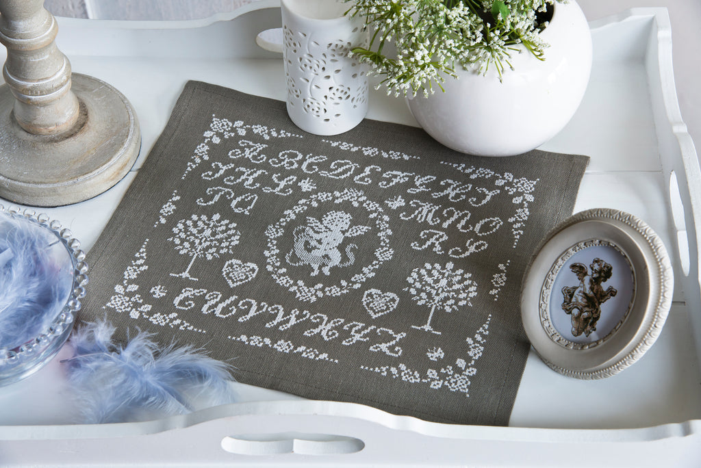 Découvrez Esprit de Famille, un magazine de broderie point de croix en hommage à l’art du fil : galons, rubans, mercerie et motifs intemporels. 