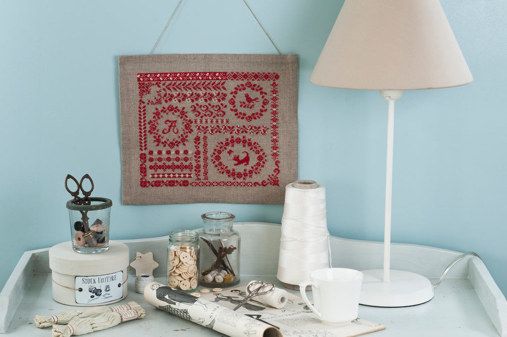 Découvrez Esprit de Famille, un magazine de broderie point de croix en hommage à l’art du fil : galons, rubans, mercerie et motifs intemporels. 