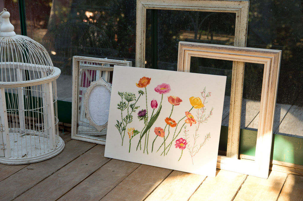 Broderie point de croix : plus de 15 variétés de fleurs à broder, modèles originaux, grilles claires et 120 photos d'ambiance pour sublimer votre intérieur.