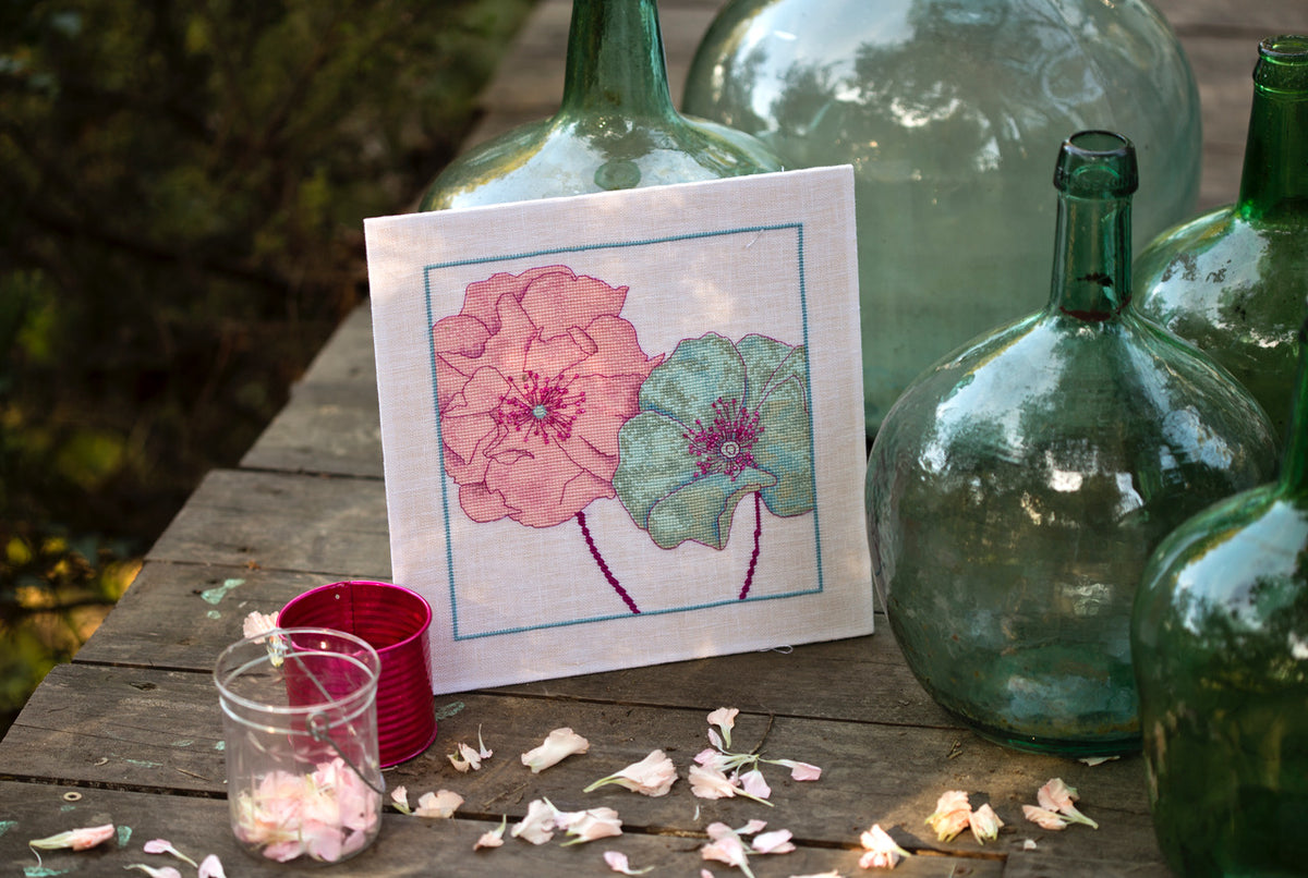 Broderie point de croix : plus de 15 variétés de fleurs à broder, modèles originaux, grilles claires et 120 photos d'ambiance pour sublimer votre intérieur.
