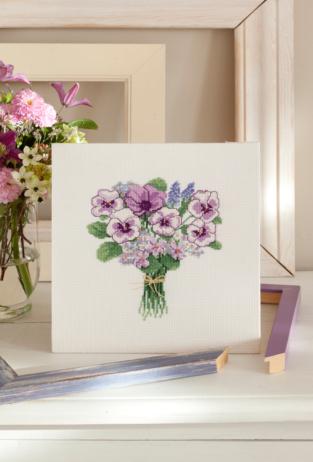 Broderie point de croix : plus de 15 variétés de fleurs à broder, modèles originaux, grilles claires et 120 photos d'ambiance pour sublimer votre intérieur.