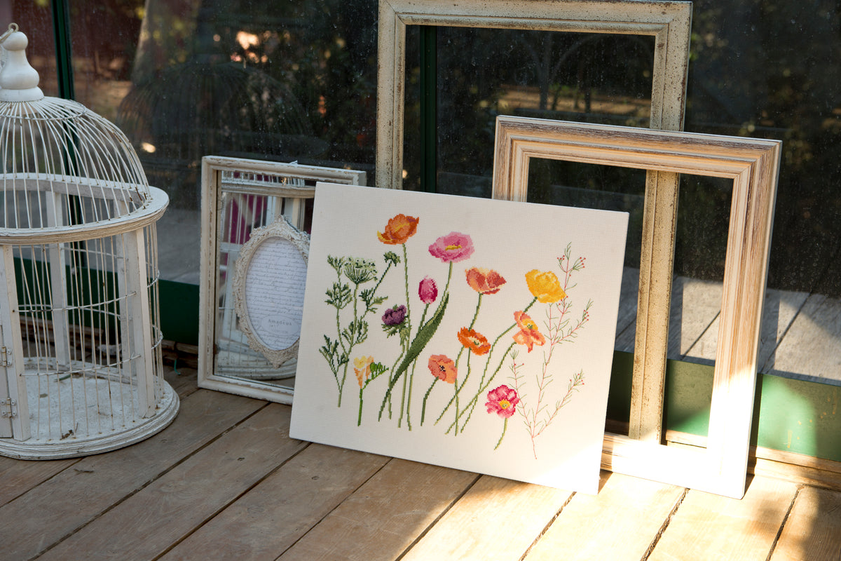 Broderie point de croix : plus de 15 variétés de fleurs à broder, modèles originaux, grilles claires et 120 photos d'ambiance pour sublimer votre intérieur.