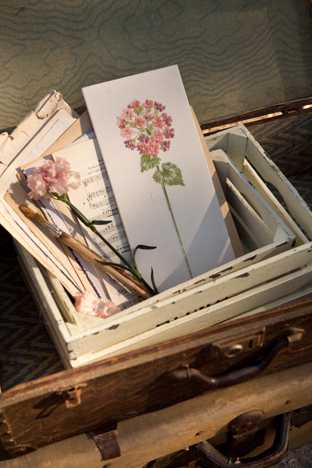 Broderie point de croix : plus de 15 variétés de fleurs à broder, modèles originaux, grilles claires et 120 photos d'ambiance pour sublimer votre intérieur.