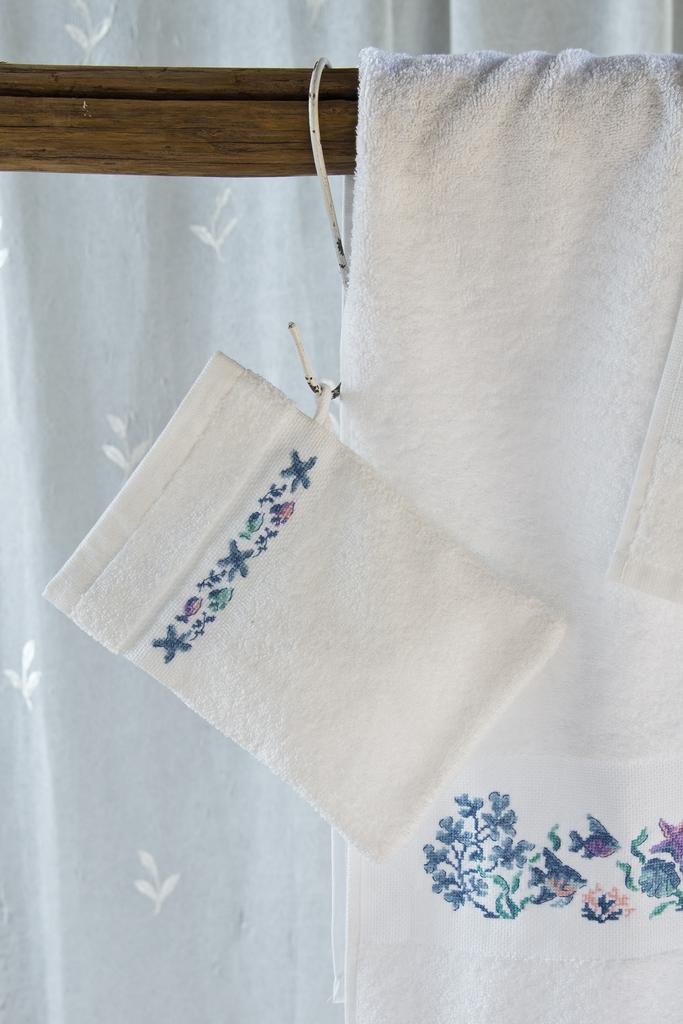Gant de toilette éponge 420 g, liteau Aïda 6 pts/cm à broder au point de croix. Fabrication française. Grille dans CPC n°101.