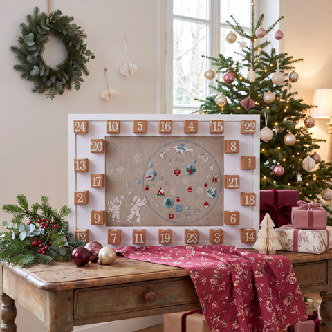 Brodez votre calendrier de l’Avent : motifs de Noël, enfants et flocons, 222 × 150 points. Grille dans le magazine Création Point de Croix n°121.