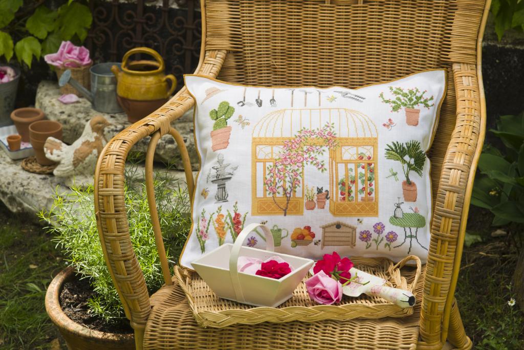 Housse de coussin en lin blanc (45x35 cm) à broder au point de croix, bourdon ocre, fabrication française. Grille dans CPC n°113 (non incluse).
