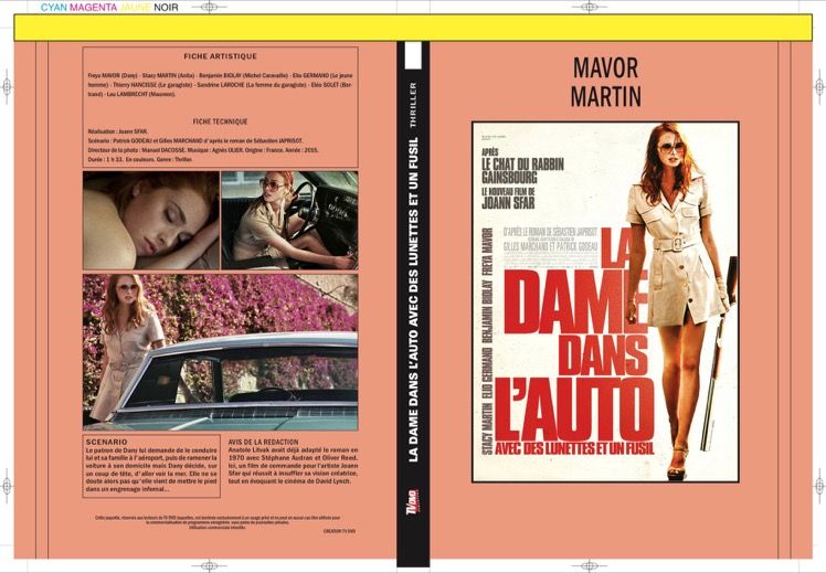 LA DAME DANS L'AUTO AVEC DES LUNETTES ET UN FUSIL (2015)