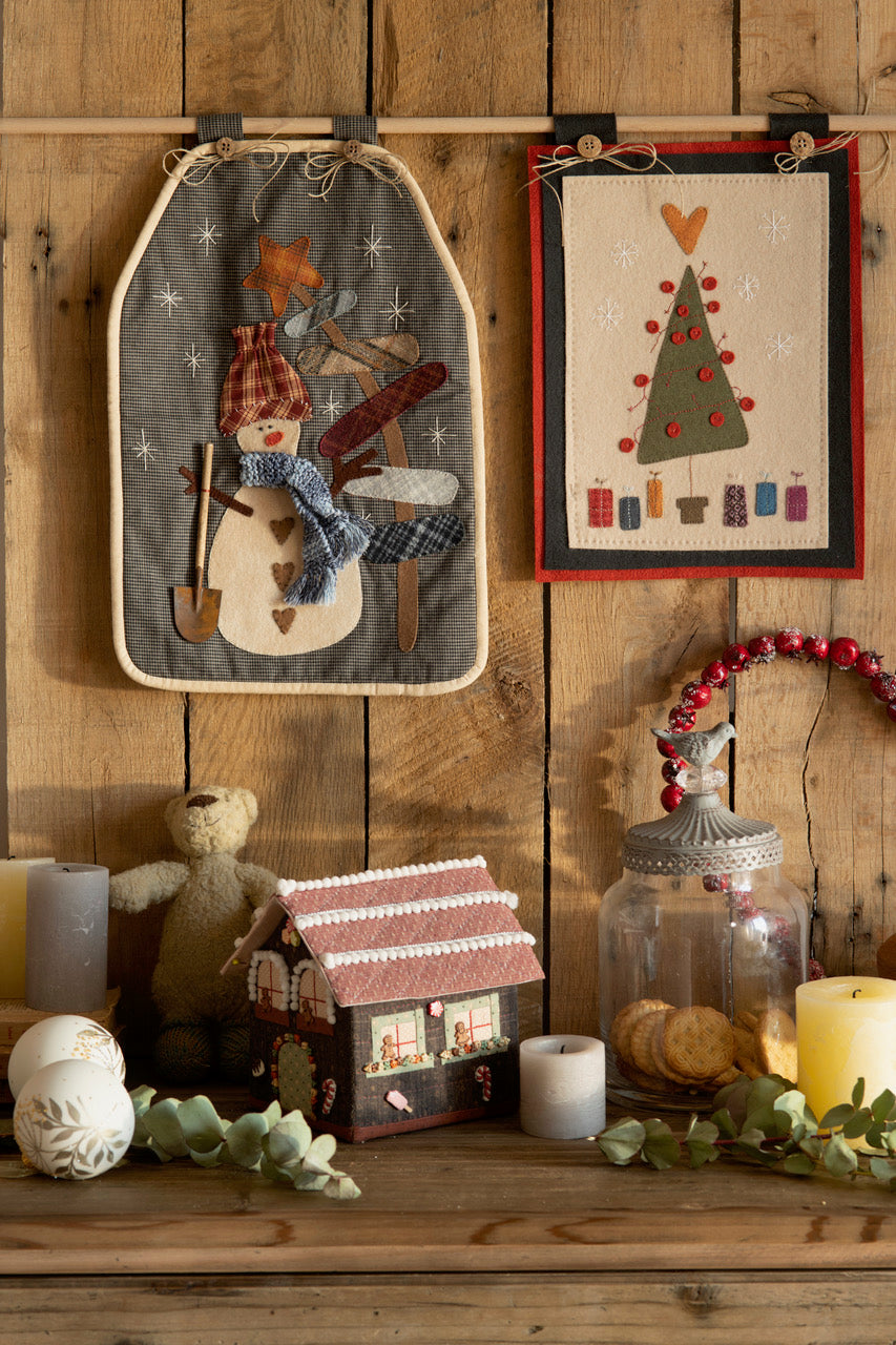 Projets patchwork Noël et Avent : sac fleuri, coussins brodés, plaids et calendrier de l’Avent. Créations fait main pour embellir la maison.