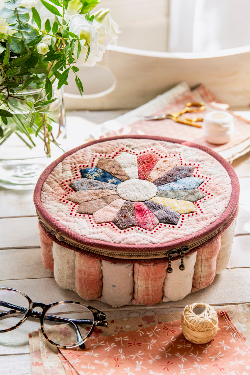 Projets patchwork Noël et Avent : sac fleuri, coussins brodés, plaids et calendrier de l’Avent. Créations fait main pour embellir la maison.
