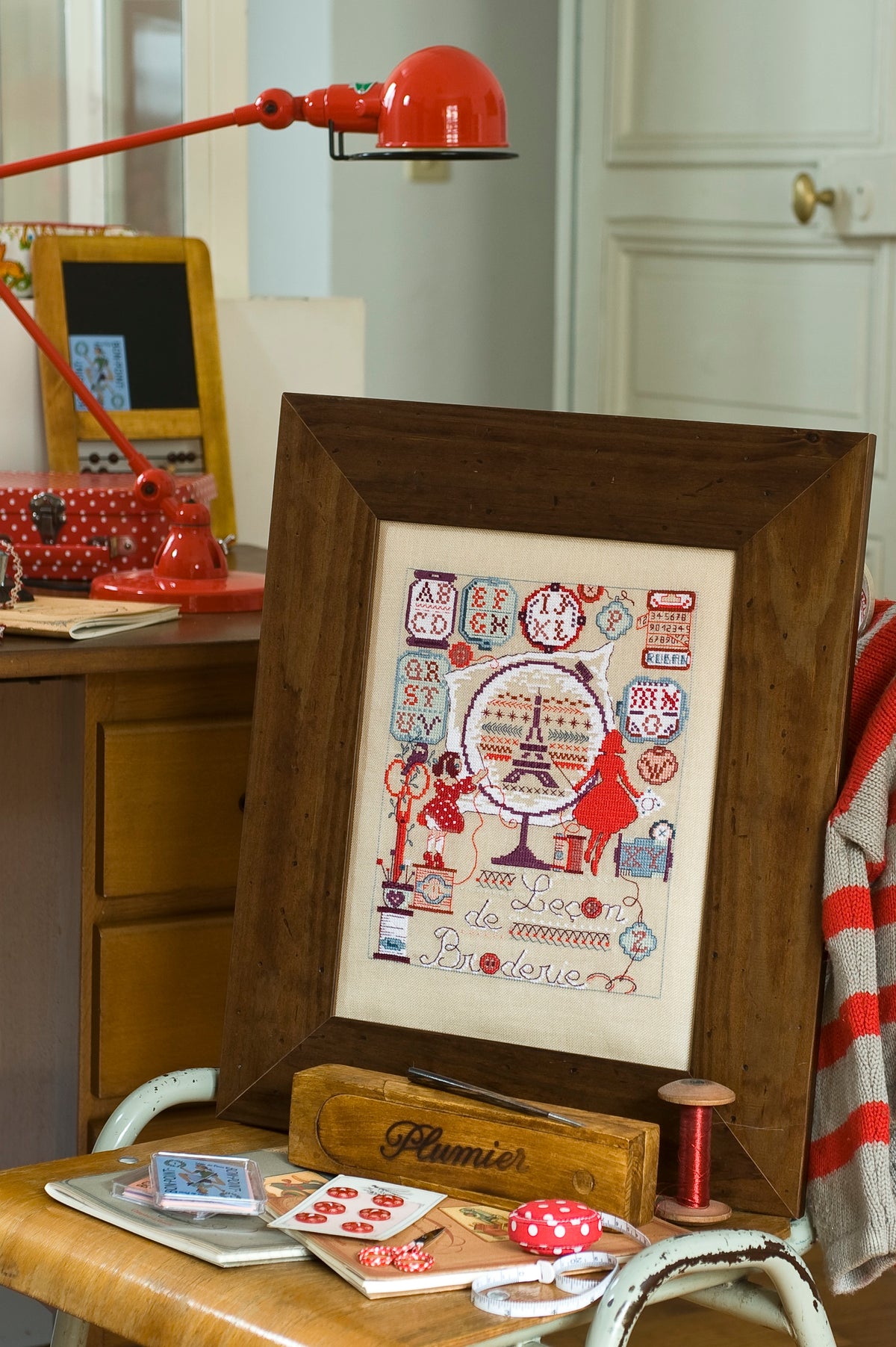 Mook point de croix : motifs autour de l’atelier de couture — galons, rubans, ciseaux, dés à broder — avec des créations pratiques pour organiser votre coin couture.