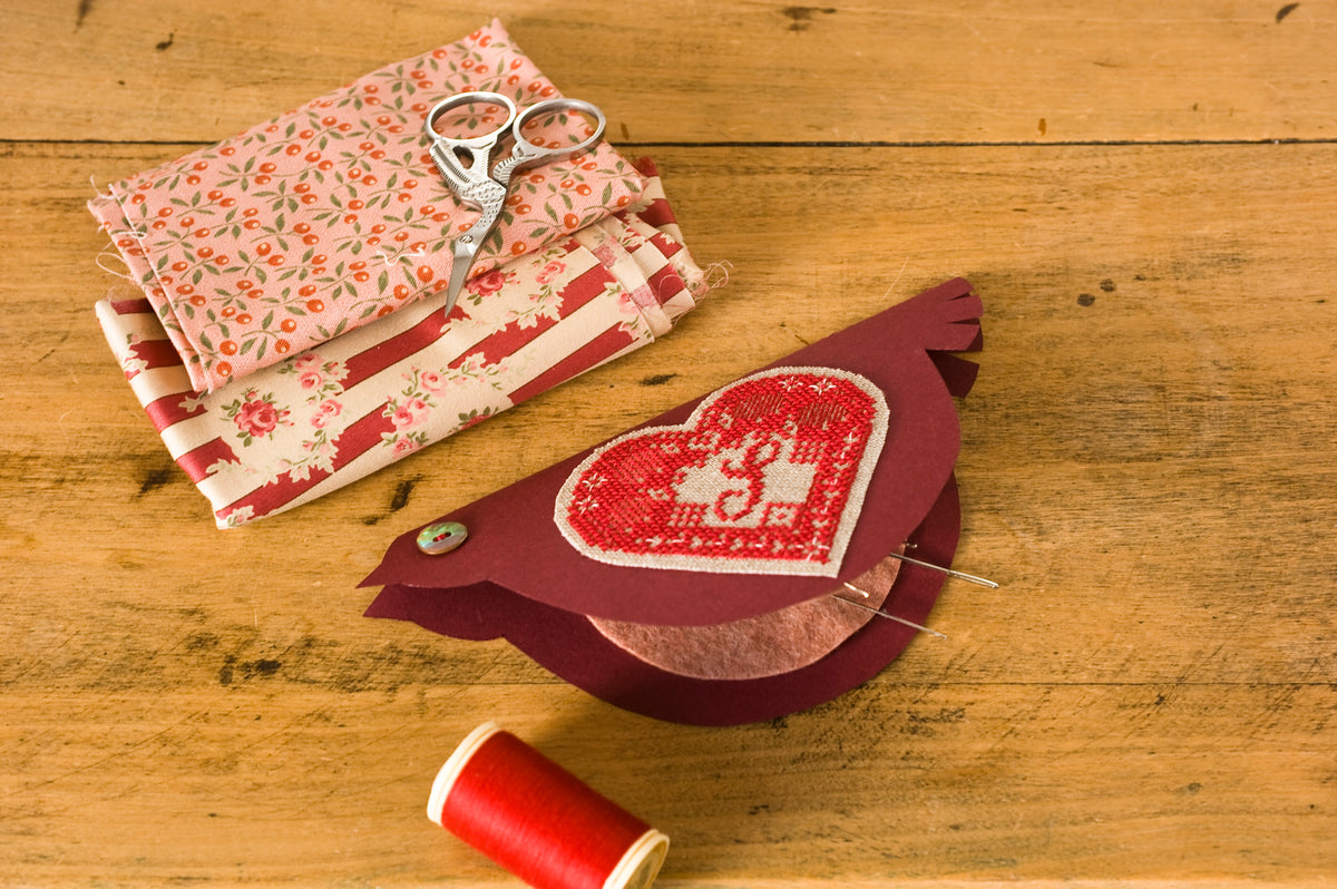 Mook point de croix : motifs autour de l’atelier de couture — galons, rubans, ciseaux, dés à broder — avec des créations pratiques pour organiser votre coin couture.