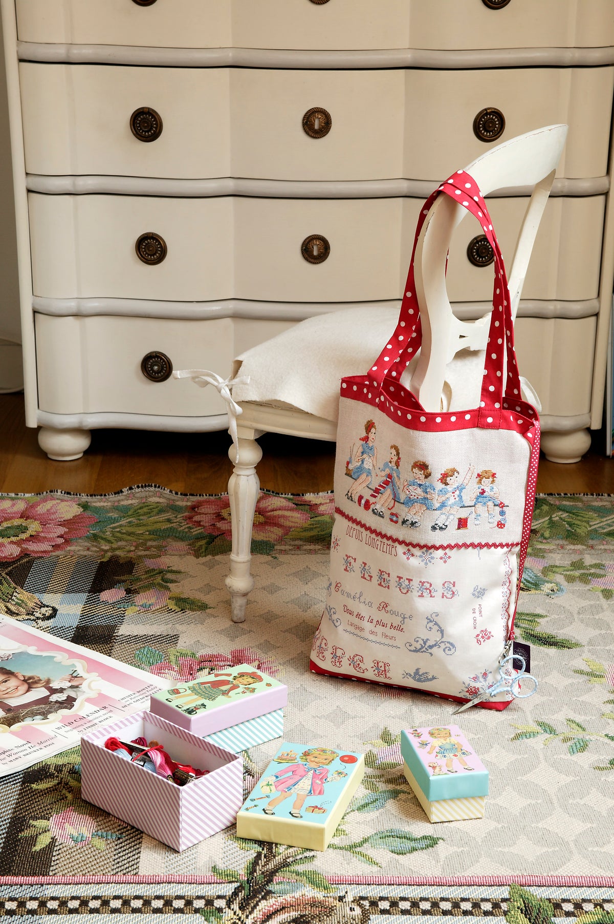 Mook point de croix : motifs autour de l’atelier de couture — galons, rubans, ciseaux, dés à broder — avec des créations pratiques pour organiser votre coin couture.
