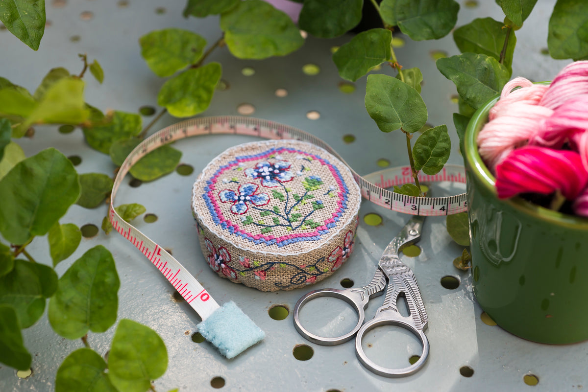 Mook point de croix : motifs autour de l’atelier de couture — galons, rubans, ciseaux, dés à broder — avec des créations pratiques pour organiser votre coin couture.