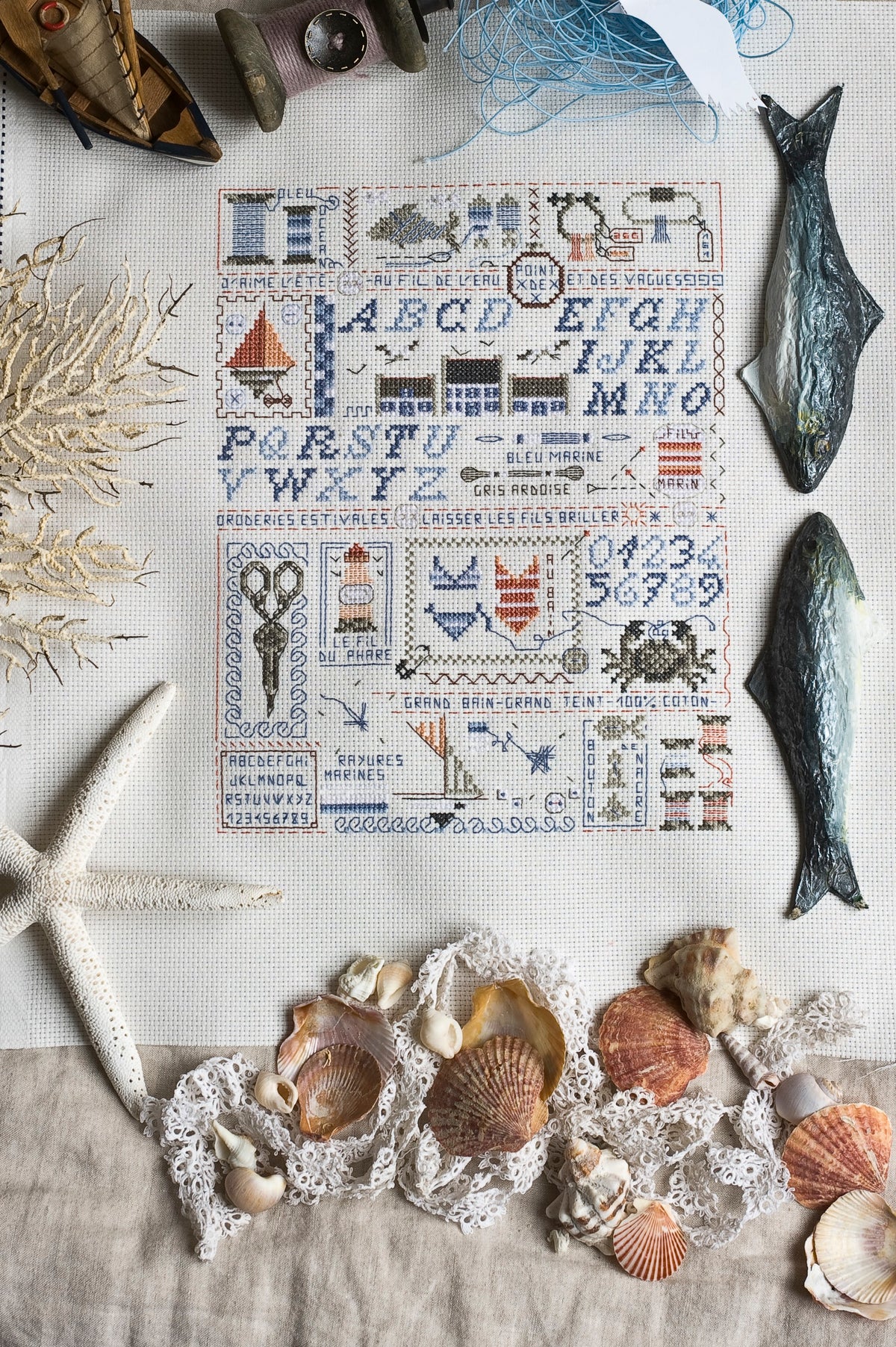 Mook point de croix : motifs autour de l’atelier de couture — galons, rubans, ciseaux, dés à broder — avec des créations pratiques pour organiser votre coin couture.