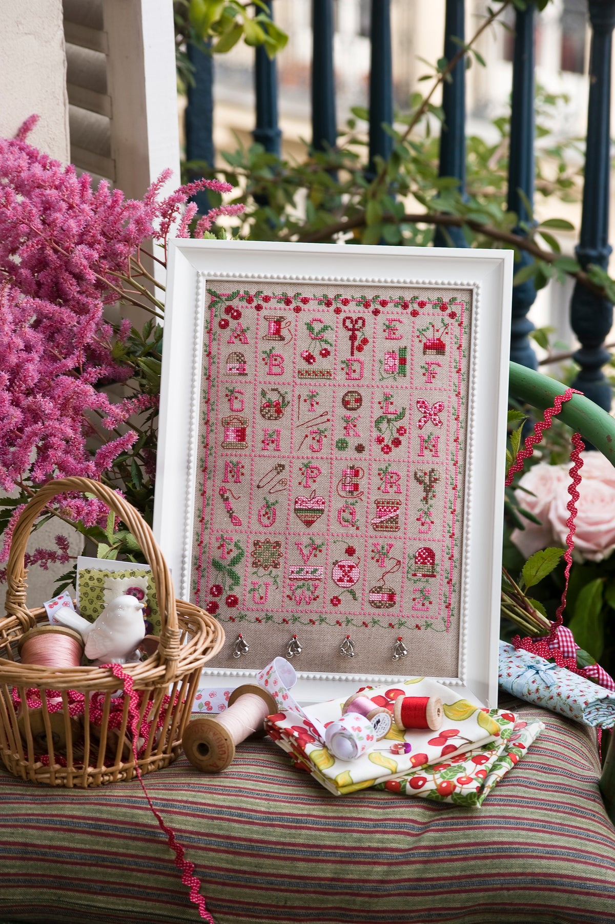 Mook point de croix : motifs autour de l’atelier de couture — galons, rubans, ciseaux, dés à broder — avec des créations pratiques pour organiser votre coin couture.