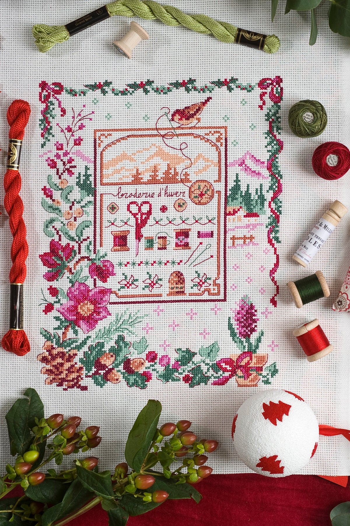 Mook point de croix : motifs autour de l’atelier de couture — galons, rubans, ciseaux, dés à broder — avec des créations pratiques pour organiser votre coin couture.