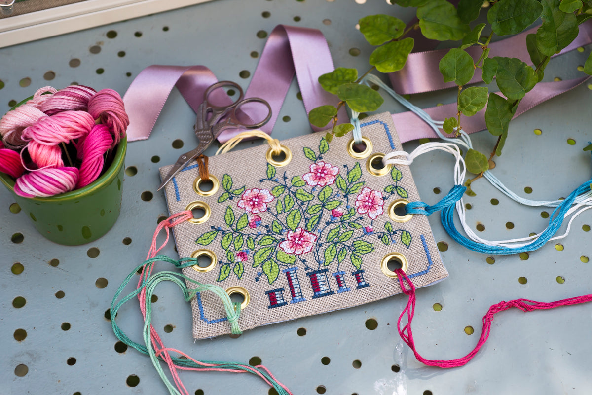 Mook point de croix : motifs autour de l’atelier de couture — galons, rubans, ciseaux, dés à broder — avec des créations pratiques pour organiser votre coin couture.