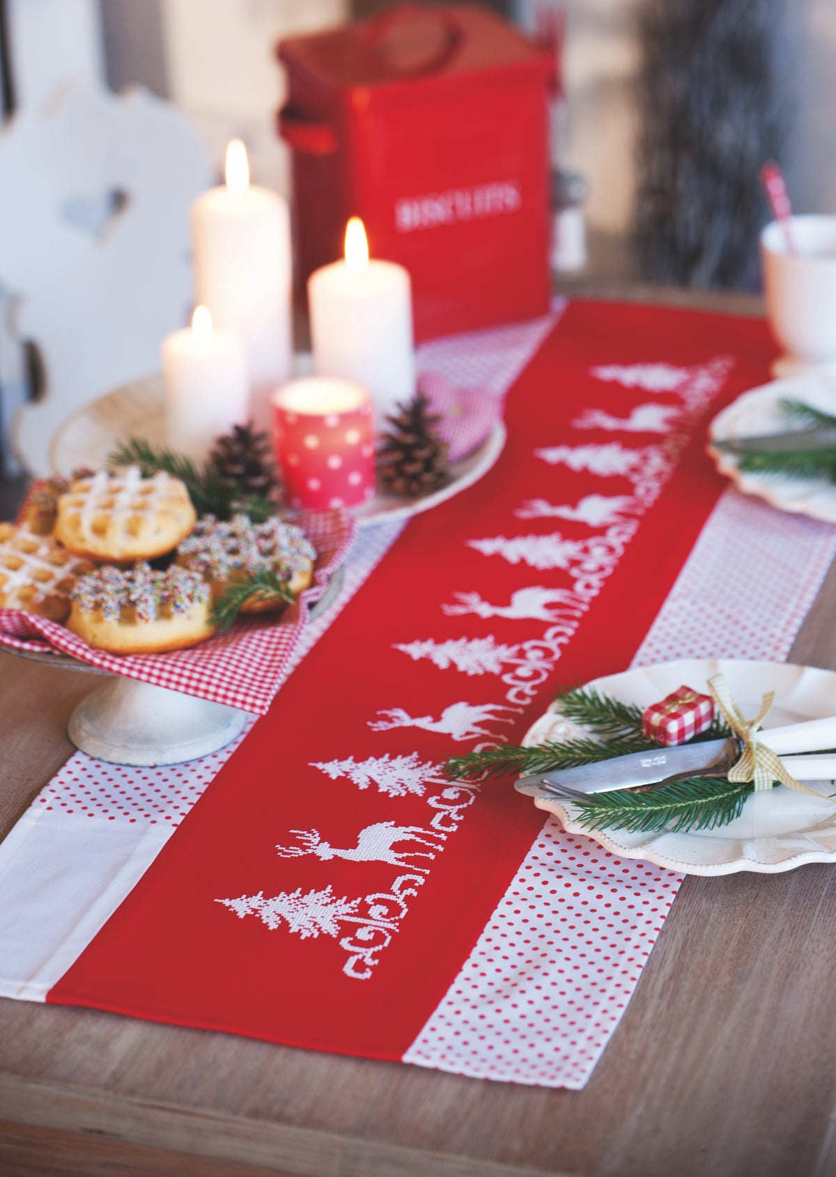 Mook point de croix spécial Noël : étoiles, rennes, bonshommes de neige et motifs enchanteurs à broder pour décorer ou offrir.