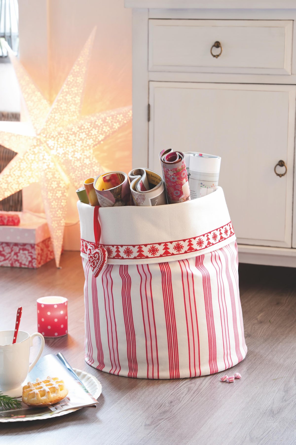 Mook point de croix spécial Noël : étoiles, rennes, bonshommes de neige et motifs enchanteurs à broder pour décorer ou offrir.